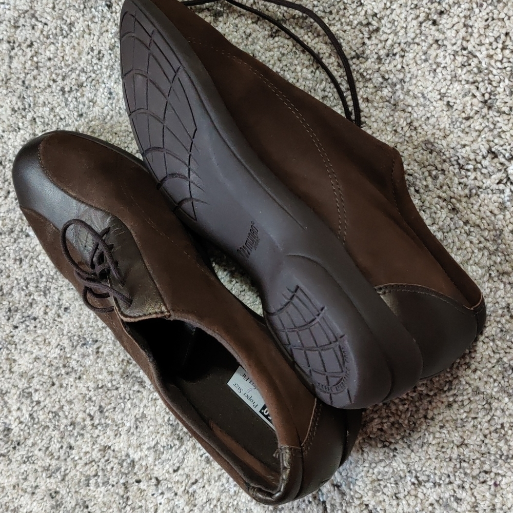 NWOT Munro size 9 womens brown casual shoes. Made in USA